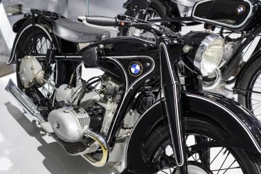 Münih, Almanya - 24 Kasım 2018: Sergi ve başarıları otomobil ve motosiklet Bmw Müzesi'nde efsanevi modellerinin ve sergiler.