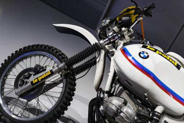 Münih, Almanya - 24 Kasım 2018: Sergi ve başarıları otomobil ve motosiklet Bmw Müzesi'nde efsanevi modellerinin ve sergiler.