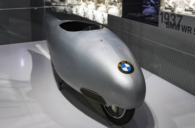 Münih, Almanya - 24 Kasım 2018: Sergi ve başarıları otomobil ve motosiklet Bmw Müzesi'nde efsanevi modellerinin ve sergiler.