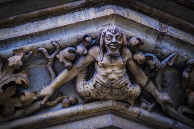 Münih, Almanya - 23 Kasım 2018: Mimari ve heykel Marienplatz Münih in merkezi üzerinde yeni belediye binasının unsurları.