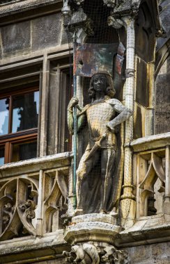 Münih, Almanya - 23 Kasım 2018: Mimari ve heykel Marienplatz Münih in merkezi üzerinde yeni belediye binasının unsurları.