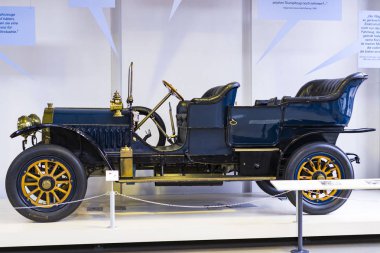 Münih, Almanya - 26 Kasım 2018: topluluğu tarihsel olarak bilinen ve Münih ulaşım Müzesi (Deutsches Museum Verkehrszentrum Araçlar).