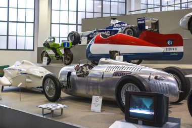 Münih, Almanya - 26 Kasım 2018: topluluğu tarihsel olarak bilinen ve Münih ulaşım Müzesi (Deutsches Museum Verkehrszentrum Araçlar).