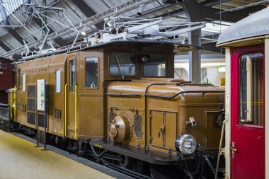 Münih, Almanya - 26 Kasım 2018: topluluğu tarihsel olarak bilinen ve Münih ulaşım Müzesi (Deutsches Museum Verkehrszentrum Araçlar).