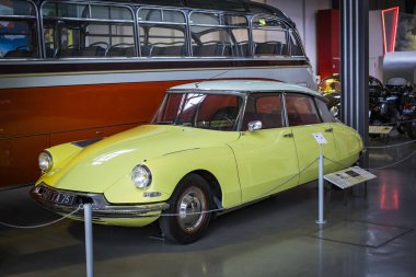 Münih, Almanya - 26 Kasım 2018: topluluğu tarihsel olarak bilinen ve Münih ulaşım Müzesi (Deutsches Museum Verkehrszentrum Araçlar).