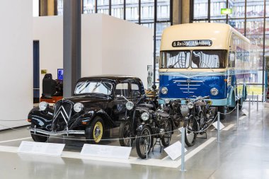 Münih, Almanya - 26 Kasım 2018: topluluğu tarihsel olarak bilinen ve Münih ulaşım Müzesi (Deutsches Museum Verkehrszentrum Araçlar).