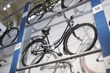 Münih, Almanya - 26 Kasım 2018: Sergi Bisiklet modelleri ve Münih ulaşım Müzesi (Deutsches Museum Verkehrszentrum Bisiklet sektörünün gelişme süreci).