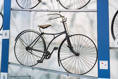 Münih, Almanya - 26 Kasım 2018: Sergi Bisiklet modelleri ve Münih ulaşım Müzesi (Deutsches Museum Verkehrszentrum Bisiklet sektörünün gelişme süreci).