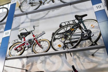 Münih, Almanya - 26 Kasım 2018: Sergi Bisiklet modelleri ve Münih ulaşım Müzesi (Deutsches Museum Verkehrszentrum Bisiklet sektörünün gelişme süreci).