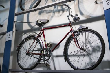 Münih, Almanya - 26 Kasım 2018: Sergi Bisiklet modelleri ve Münih ulaşım Müzesi (Deutsches Museum Verkehrszentrum Bisiklet sektörünün gelişme süreci).