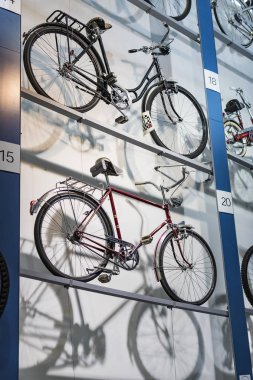 Münih, Almanya - 26 Kasım 2018: Sergi Bisiklet modelleri ve Münih ulaşım Müzesi (Deutsches Museum Verkehrszentrum Bisiklet sektörünün gelişme süreci).