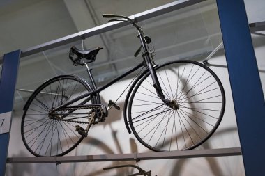 Münih, Almanya - 26 Kasım 2018: Sergi Bisiklet modelleri ve Münih ulaşım Müzesi (Deutsches Museum Verkehrszentrum Bisiklet sektörünün gelişme süreci).