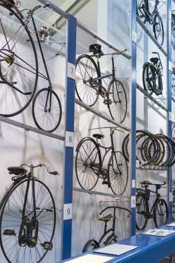 Münih, Almanya - 26 Kasım 2018: Sergi Bisiklet modelleri ve Münih ulaşım Müzesi (Deutsches Museum Verkehrszentrum Bisiklet sektörünün gelişme süreci).