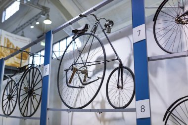 Münih, Almanya - 26 Kasım 2018: Sergi Bisiklet modelleri ve Münih ulaşım Müzesi (Deutsches Museum Verkehrszentrum Bisiklet sektörünün gelişme süreci).