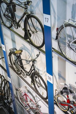 Münih, Almanya - 26 Kasım 2018: Sergi Bisiklet modelleri ve Münih ulaşım Müzesi (Deutsches Museum Verkehrszentrum Bisiklet sektörünün gelişme süreci).