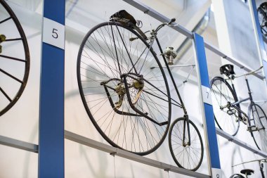 Münih, Almanya - 26 Kasım 2018: Sergi Bisiklet modelleri ve Münih ulaşım Müzesi (Deutsches Museum Verkehrszentrum Bisiklet sektörünün gelişme süreci).