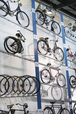 Münih, Almanya - 26 Kasım 2018: Sergi Bisiklet modelleri ve Münih ulaşım Müzesi (Deutsches Museum Verkehrszentrum Bisiklet sektörünün gelişme süreci).