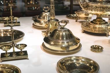 MÜZİK, GERMANY - 27, 2018: Müze ikametgahındaki Bavyera Kralları koleksiyonundan çanak çömlek ve çatal bıçak setleri (Münih Residenz),