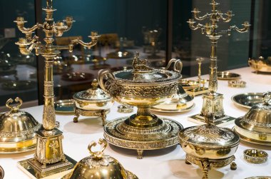 MÜZİK, GERMANY - 27, 2018: Müze ikametgahındaki Bavyera Kralları koleksiyonundan çanak çömlek ve çatal bıçak setleri (Münih Residenz),