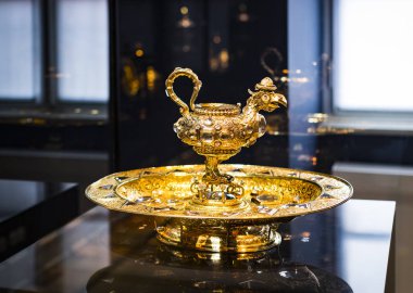 MÜZİK, GERMANY - 27, 2018: Müze ikametgahındaki Bavyera Kralları koleksiyonundan çanak çömlek ve çatal bıçak setleri (Münih Residenz),