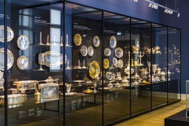 MÜZİK, GERMANY - 27, 2018: Müze ikametgahındaki Bavyera Kralları koleksiyonundan çanak çömlek ve çatal bıçak setleri (Münih Residenz),