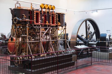 MUNICH, GERMANY - 26 Kasım 2018: Alman Bilim ve Teknoloji Başarı Müzesi, enerji buhar makineleri, rüzgar değirmenleri ve elektrik jeneratörlerinin üretimine yönelik eski mekanizmaların maruziyetini temsil etmektedir..