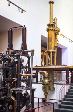 MUNICH, GERMANY - 26 Kasım 2018: Alman Bilim ve Teknoloji Başarı Müzesi, enerji buhar makineleri, rüzgar değirmenleri ve elektrik jeneratörlerinin üretimine yönelik eski mekanizmaların maruziyetini temsil etmektedir..