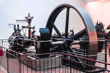 MUNICH, GERMANY - 26 Kasım 2018: Alman Bilim ve Teknoloji Başarı Müzesi, enerji buhar makineleri, rüzgar değirmenleri ve elektrik jeneratörlerinin üretimine yönelik eski mekanizmaların maruziyetini temsil etmektedir..
