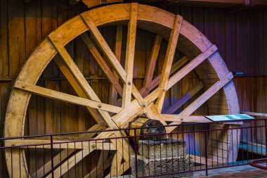 MUNICH, GERMANY - 26 Kasım 2018: Alman Bilim ve Teknoloji Başarı Müzesi, enerji buhar makineleri, rüzgar değirmenleri ve elektrik jeneratörlerinin üretimine yönelik eski mekanizmaların maruziyetini temsil etmektedir..