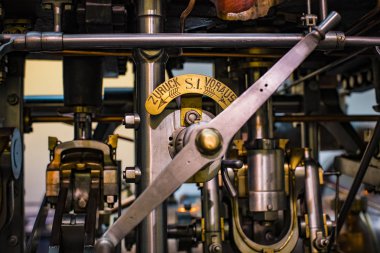 MUNICH, GERMANY - 26 Kasım 2018: Alman Bilim ve Teknoloji Başarı Müzesi, enerji buhar makineleri, rüzgar değirmenleri ve elektrik jeneratörlerinin üretimine yönelik eski mekanizmaların maruziyetini temsil etmektedir..