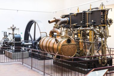 MUNICH, GERMANY - 26 Kasım 2018: Alman Bilim ve Teknoloji Başarı Müzesi, enerji buhar makineleri, rüzgar değirmenleri ve elektrik jeneratörlerinin üretimine yönelik eski mekanizmaların maruziyetini temsil etmektedir..