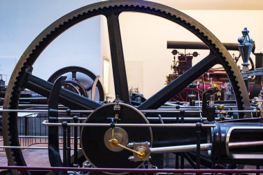 MUNICH, GERMANY - 26 Kasım 2018: Alman Bilim ve Teknoloji Başarı Müzesi, enerji buhar makineleri, rüzgar değirmenleri ve elektrik jeneratörlerinin üretimine yönelik eski mekanizmaların maruziyetini temsil etmektedir..