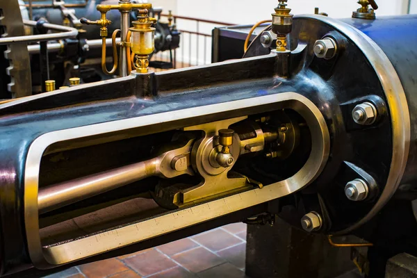 MUNICH, GERMANY - 26 Kasım 2018: Alman Bilim ve Teknoloji Başarı Müzesi, enerji buhar makineleri, rüzgar değirmenleri ve elektrik jeneratörlerinin üretimine yönelik eski mekanizmaların maruziyetini temsil etmektedir..