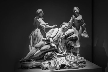 Münih, Almanya - 27 Kasım 2018: Münih da Bavarian National Museum seramik ürünleri sergi gösterilir.