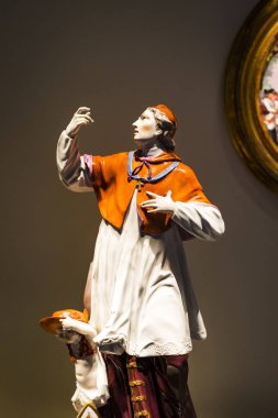 Münih, Almanya - 27 Kasım 2018: Münih da Bavarian National Museum seramik ürünleri sergi gösterilir.