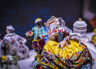 Münih, Almanya - 27 Kasım 2018: Münih da Bavarian National Museum seramik ürünleri sergi gösterilir.