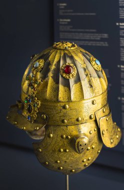 MÜZİK, Almanya - 27 Kasım 2018: Münih 'teki Bavyera Ulusal Müzesi' nde sunulan ortaçağ zırhı ve şövalyeleri sergisi.