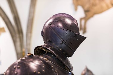 MÜZİK, Almanya - 27 Kasım 2018: Münih 'teki Bavyera Ulusal Müzesi' nde sunulan ortaçağ zırhı ve şövalyeleri sergisi.