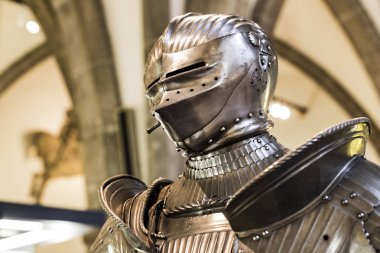 MÜZİK, Almanya - 27 Kasım 2018: Münih 'teki Bavyera Ulusal Müzesi' nde sunulan ortaçağ zırhı ve şövalyeleri sergisi.