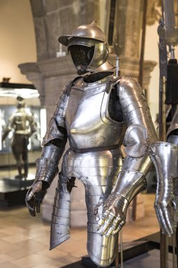 MÜZİK, Almanya - 27 Kasım 2018: Münih 'teki Bavyera Ulusal Müzesi' nde sunulan ortaçağ zırhı ve şövalyeleri sergisi.