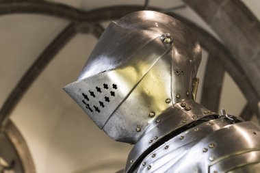 MÜZİK, Almanya - 27 Kasım 2018: Münih 'teki Bavyera Ulusal Müzesi' nde sunulan ortaçağ zırhı ve şövalyeleri sergisi.