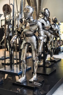 MÜZİK, Almanya - 27 Kasım 2018: Münih 'teki Bavyera Ulusal Müzesi' nde sunulan ortaçağ zırhı ve şövalyeleri sergisi.