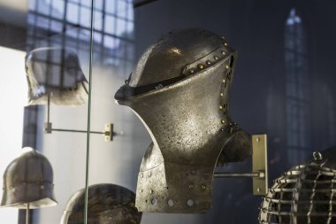 MÜZİK, Almanya - 27 Kasım 2018: Münih 'teki Bavyera Ulusal Müzesi' nde sunulan ortaçağ zırhı ve şövalyeleri sergisi.