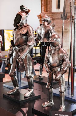 MÜZİK, Almanya - 27 Kasım 2018: Münih 'teki Bavyera Ulusal Müzesi' nde sunulan ortaçağ zırhı ve şövalyeleri sergisi.