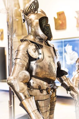 MÜZİK, Almanya - 27 Kasım 2018: Münih 'teki Bavyera Ulusal Müzesi' nde sunulan ortaçağ zırhı ve şövalyeleri sergisi.