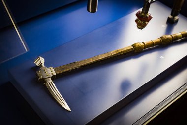 MÜZİK, Almanya - 27 Kasım 2018: Münih 'teki Bavyera Ulusal Müzesi' nde sunulan ortaçağ zırhı ve şövalyeleri sergisi.