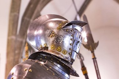 MÜZİK, Almanya - 27 Kasım 2018: Münih 'teki Bavyera Ulusal Müzesi' nde sunulan ortaçağ zırhı ve şövalyeleri sergisi.