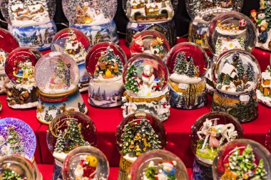 Münih, Almanya - 27 Kasım 2018: Noel Fuar Merkezi Münih'in yeni yıl ve Hatıra Eşyası turist kent sakinleri için.