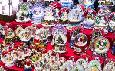 Münih, Almanya - 27 Kasım 2018: Noel Fuar Merkezi Münih'in yeni yıl ve Hatıra Eşyası turist kent sakinleri için.