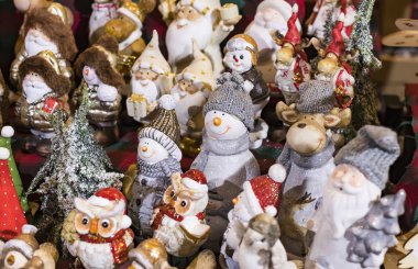 Münih, Almanya - 27 Kasım 2018: Noel Fuar Merkezi Münih'in yeni yıl ve Hatıra Eşyası turist kent sakinleri için.